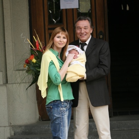 5. Karel Gott měl s manželkou Ivanou dvě dcery. Dělil je věkový rozdíl 37 let.