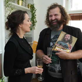 Josef Maršálek má vždy dobrou náladu. To na něm miluje také Tereza Kostková, která zavítala na křest jeho knížky.