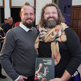 Josef Maršálek s přítelem Petrem. „Dokud nebudou mít všichni stejná práva bez ohledu na sexuální orientaci, jsou Pride průvody nedílnou součástí kulturního dění," říká známý cukrář.