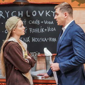 Albert Polák pochází z právnické rodiny, na studium advokacie ale nebyl dost chytrý, a tak se zaměřil na marketing. A protože rodičům bylo jasné, že se o něj musí postarat, zařídili mu teplé místo v marketingu zoo.