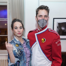 Manželka Romana Tomeše Míša přišla svého kamaráda Laca pozdravit a originální outfit mu pochválila.