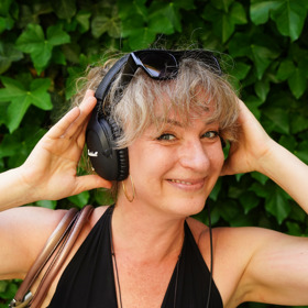 Herečka Sandra Pogodová je velmi aktivní na sociálních sítích. Když se dočkala kritických komentářů na adresu svých vlasů, vzkázala, že lidé, kteří nejvíce hejtují a dávají nevyžádané rady, mají sami problém.
