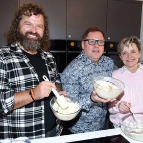 Cukrář Josef Maršálek (vlevo) věnuje organizaci Člověk v tísni 88 tisíc korun, které mu za kurz pečení plánovaný na 9. března zaplatili jeho účastníci.