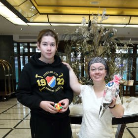 Na fotografii je patrné, že čtrnáctiletý Adam už maminku dávno přerostl.