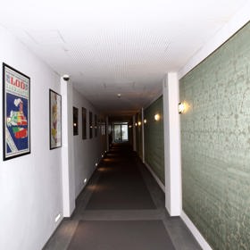 Chodby kancelářských prostor jsou vytapetované původním zeleno-zlatým vzorem a lemovány plakáty z historických inscenací.