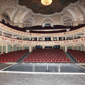 Divadlo dnes pojme téměř 1 000 diváků, v dobách varieté to bylo dvakrát tolik.