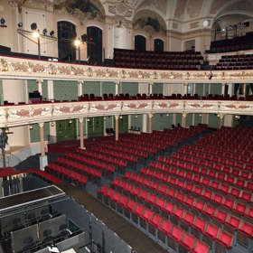 Po povodních v roce 2002 prošlo divadlo rozsáhlou rekonstrukcí. Orchestřiště i jeviště se zvětšilo a prohloubilo, modernizováno bylo také technologické zázemí divadla. 