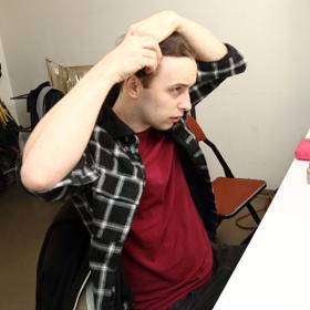 Muzikálový zpěvák Roman Tomeš přichází do maskéry dvě hodiny před představením. Kromě líčení musí stihnout ještě zkoušku s živou kapelou.