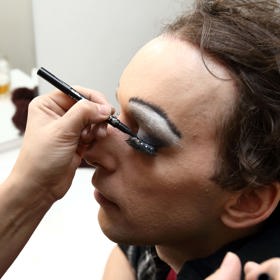 S umělými řasami Roman Tomeš žádné problémy nemá.