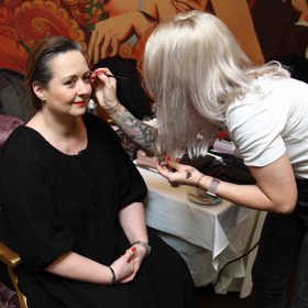 Novinářka Pavlína Saudková je od přírody půvabná žena, naše vizážistka proto zvolila velmi jemné líčení.