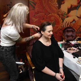 Pavlína Saudková přišla na natáčení do hotelu Alcron v dobré náladě.