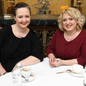 Ani během moderování pořadu Na kafeečko se moderátorka Miluše Bittnerová nevyhne líčidlům. Jedním z hostů její talk show byla novinářka Pavlína Saudková.
