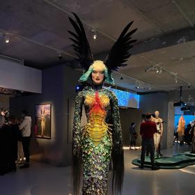 Retrospektivní výstava návrháře Thierryho Muglera mapuje nejsilnější momenty jeho tvůrčí kariéry. Beata Rajská si ji nenechala ujít.