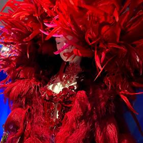 Webu Lifee.cz poskytla návrhářka Beata Rajská exkluzivní fotografie, které na výstavě Thierryho Muglera pořídila.