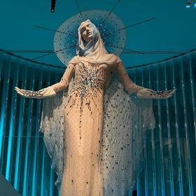 Jak sama říká, tuto instalaci by nazvala oltářem umění.