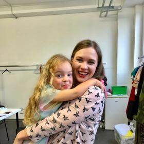 Malou Milenku si na place všichni oblíbili. S herečkou Kristýnou Leichtovou se rychle skamarádila. 