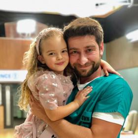 Milenčin seriálový tatínek Marek Němec se o malou holčičku na place staral jako o vlastní.