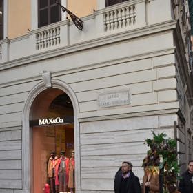Značka MAX&Co. je součástí skupiny Max Mara Fashion Group a nabízí klientům to nejlepší z italské módy. I tento butik tak můžete během toulek Římem navštívit. 