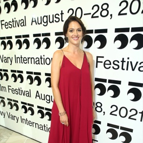 Ne vždy je třeba sázet na okázalé modely. Někdy je lepší dát přednost jednoduchosti. O tom ví své i herečka Klára Issová (42), která si díky své štíhlé postavě můžete takovéto volnější šaty s vlečkou a špagetovými ramínky dovolit. 