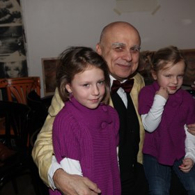 Ivan Mládek vzal v roce 2012 na křest trojcédéčka Jožin z bažin a dalších 80 písní i dvě vnučky Evičku a Emičku.