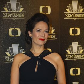 Sepnuté vlasy Tereze velmi sluší. Podobné účesy tak volí poměrně často. Tento s vyčesanou přední stranou vypadá velmi elegantně, a je tak jako stvořený pro všechny společenské události. 