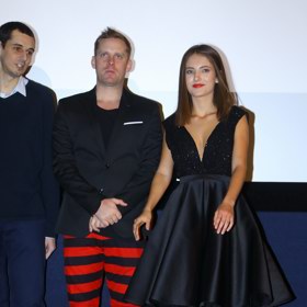 Jakub Prachař poznal Saru Sandevu už během natáčení pohádky Zdeňka Trošky Čertoviny, v té době se ale ještě o vztahu mluvit nedalo.