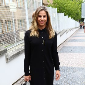 Ačkoli ráda volí pánský styl, když už Ester Ledecká oblékne šaty nebo jen dámský kostýmek, většina přítomných mužů jde do kolen.