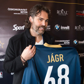 Jaromír Jágr byl hvězdou hokejového týmu, který v roce 1998 vybojoval na olympiádě v Naganu zlatou medaili. Letos, konkrétně 15. února, oslaví padesáté narozeniny. Od roku 2018 hraje za český extraligový klub Rytíři Kladno, jehož je zároveň majoritním vlastníkem. 