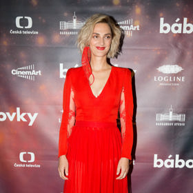 Blonďaté herečce a zpěvačce Barboře Polákové (38) červená velice sluší. V těchto sytě červených šatech s originálně řešenými rukávy a hlubším výstřihem byla na premiéře filmu Bábovky k nepřehlédnutí. 