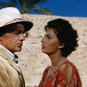 Sophia Loren sice ve filmu Legenda o ztraceném hraje napravenou mladou ženu, přesto tvůrci využívali její přirozenou krásu. Tu má volnější šaty, tam se zase koupe nahá v oáze...