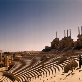 Povede se hrdinům snímku Legenda o ztraceném přežít putování pouští a objevit tajemné ztracené město?