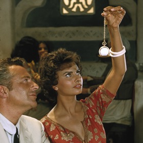 Legenda o ztraceném: V Timbuktu se chystá výprava za ztraceným pokladem a přidá se k ní také Dita (Sophia Loren), žena s ne moc dobrou pověstí.