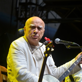 Ivan Mládek se narodil 4. února 1942 v Praze. Proslul jako skladatel, zpěvák a bavič.