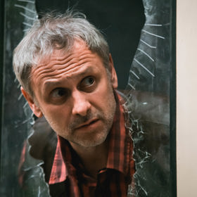 Roman (Igor Chmela) je tramp jako z příručky, ale také učitel v autoškole. Protože hrozně rád řídí všechno a všechny, pustí se i do řízení situace v neovladatelné lokálce...