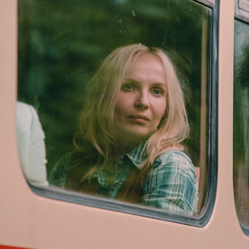 Romana (Jana Plodková) je manželkou trampa, což znamená, že s ním musí jezdit, patrně ne vždy dobrovolně, o víkendech na chatu.