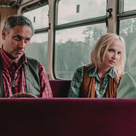 V lokálce se sejde pestrá skupiny lidí. Jsou tady instruktor autoškoly Roman Hála (Igor Chmela) a jeho manželka Romana (Jana Plodková), kteří jedou na víkend na chatu.