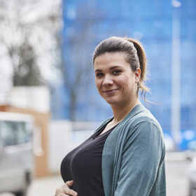 Herečka Eva Hacurová byla v té době už těhotná. 