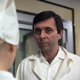 V Americe pouštěli na ambasádě seriál Nemocnice na kraji města lidem, kteří chtěli odjet pracovat do Československa.