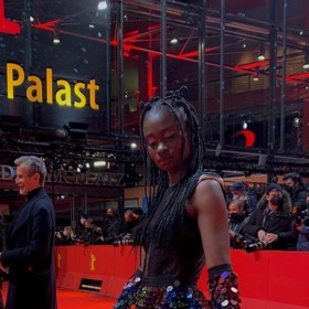 Herečka Lorna Ishema (33) se toho rozhodně nebojí. Její outfit se bezpochyby řadil mezi jeden z těch nejextravagantnějších. Černé krajkové průsvitné body a blyštivá sukně všech barevných odstínů působí v kombinaci s dlouhými rukavicemi a výraznými bílými lodičkami originálně a rozhodně stojí za pozornost. Ne každý si takový model může dovolit, ovšem na mladé herečce působí stylově.