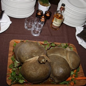 Haggis je vlastně ovčí žaludek nadívaný skopovým masem. Zahušťuje se cibulí a ovesnými vločkami.