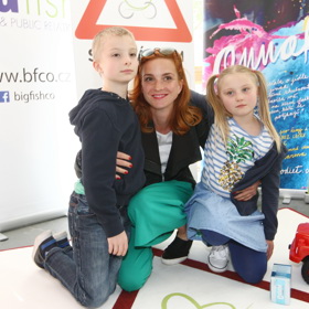 Dvojčata Pepík s Magdalenkou mámu často doprovázejí na společenské akce.