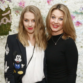 4. Sabinu Laurinovou opustil rocker Pepa Vojtek, když byly jejich dceři Valentýně dva roky. Otcem hereččiny mladší dcery Máji je stomatolog Karel Kameník, ani s ním ale Sabině vztah nevydržel.