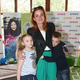 1. Herečka Michaela Maurerová vychovává dvojčata Magdalenu a Josefa. S jejich tátou Milanem Kožíškem se rozvedla a dlouhé roky fungovala jako matka samoživitelka. V roce 2018 přivedla na svět ještě holčičku Emmu. Nového přítele před veřejností tají. 