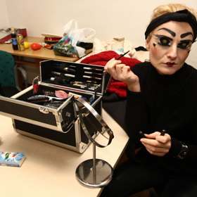 Při natáčení videoklipu Michala Kocába si Iva Pazderková příliš podobná nebyla.