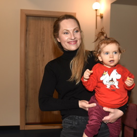 Ludmila Rašilovová vzala do nově zrekonstruovaného Divadla Metro také dceru Marii. Přítomnost novinářů jim nevadila. „Nebudeme jí dávat hadr na hlavu," říká Ludmila.