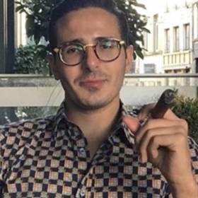 Podvodník z Tinderu: Simon Leviev předstíral na seznamovací aplikaci Tinder, že je synem diamantového magnáta.