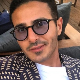 Díky předstírání drahého životního stylu se Simon Leviev na Tinderu seznámil s mnoha ženami, od kterých pak vylákal odhadem přes 210 milionů korun.