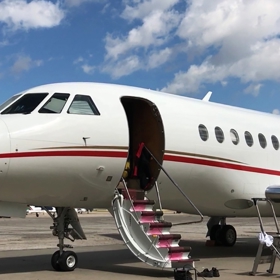 Simon Leviev se fotil v letadlech, drahém oblečení a s luxusními hodinkami.