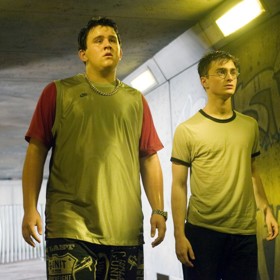 Harry Melling alias Dudley Dursley a Daniel Radcliffe jako Harry Potter ve filmu Fénixův řád z roku 2007. 