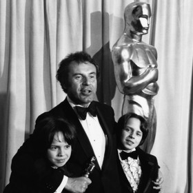 Miloš Forman právě dostal Oscara za snímek Přelet nad kukaččím hnízdem. Synové Matěj a Petr byli u toho. Prý část ceremoniálu prospali, neboť na něj šli přímo z letiště.